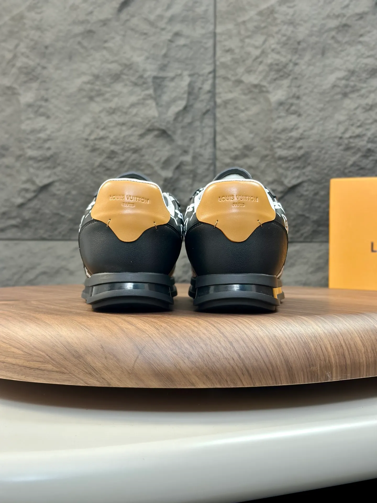 Factory direct sale ¥700💰Full set of packaging💰Top version LV-Louis Vuitton-Classic catwalk new style 1:1 developed replica of the original version! ! The upper foot is very comfortable. It is made of luxurious materials and fine workmanship. The midsole is printed with English letters "Made in Europe". The upper is made of calfskin imported from Italy. The side is decorated with the brand's LOGO and signature. The latest latex foot pads and mesh lining make the foot feel super comfortable. The original two-color TPU combination outsole is specially provided by the original factory. Bag technology Goodyear stitched edges Fabric: Exclusive custom first-layer cowhide Accessories: Exclusive private model Vuitton logo, lining: Customized silk mesh lining - first-layer silk cowhide lining Outsole: TPU combination outsole wear-resistant, non-slip and anti-yellowing Foot pads: new latex pads-mesh sweat-absorbent Counter technology: fully computerized sewing machine wire drawing Toe box back cover Hot and cold shaping Full set of pull-top last with medium and low logo pattern Counter packaging - Shoelaces, certificates, cards, instructions, certificates of quality, dust bags, the most comprehensive packaging on the Internet, men's size 339-44 (38/45 custom-made, non-refundable!